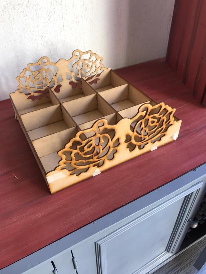 caja con divisiones flores