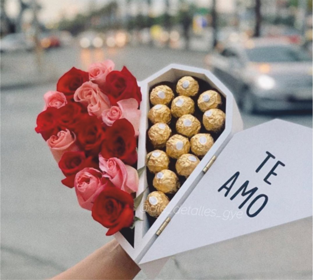 caja de corazón chocolates y rosas