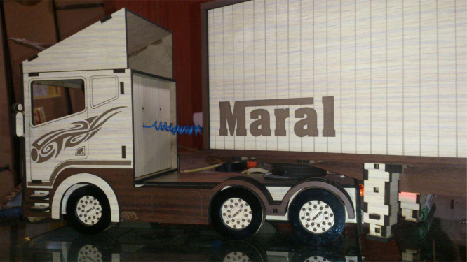 cabina de tráiler con caja