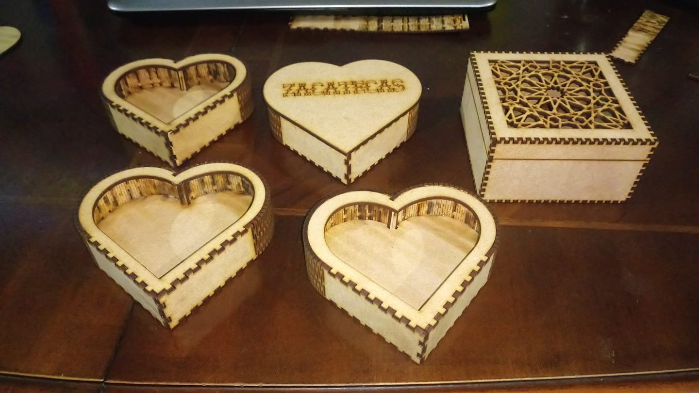 caja con forma de corazón