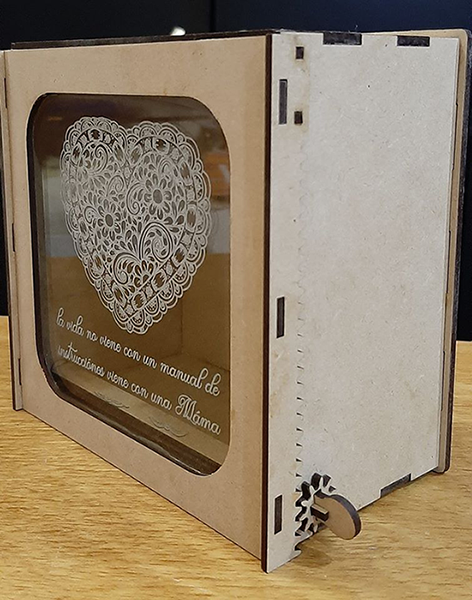 caja con ventana y mecanismo de apertura