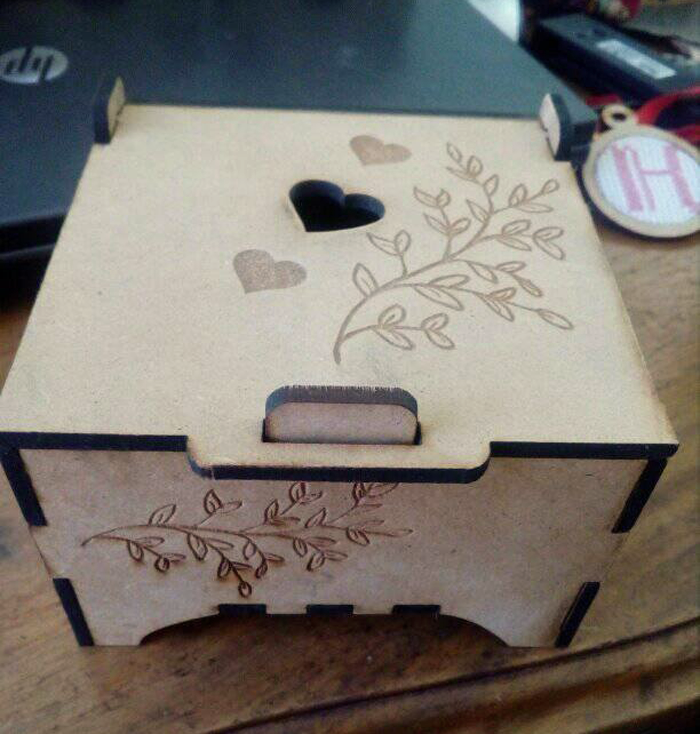 caja corazones y ramas