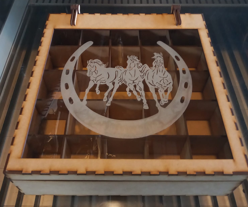 caja cuadrada con bisagras y ventana