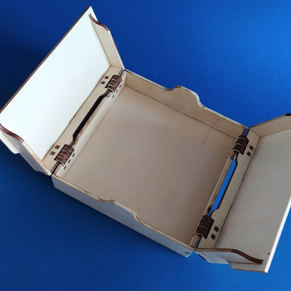 caja cuadrada con bisagras