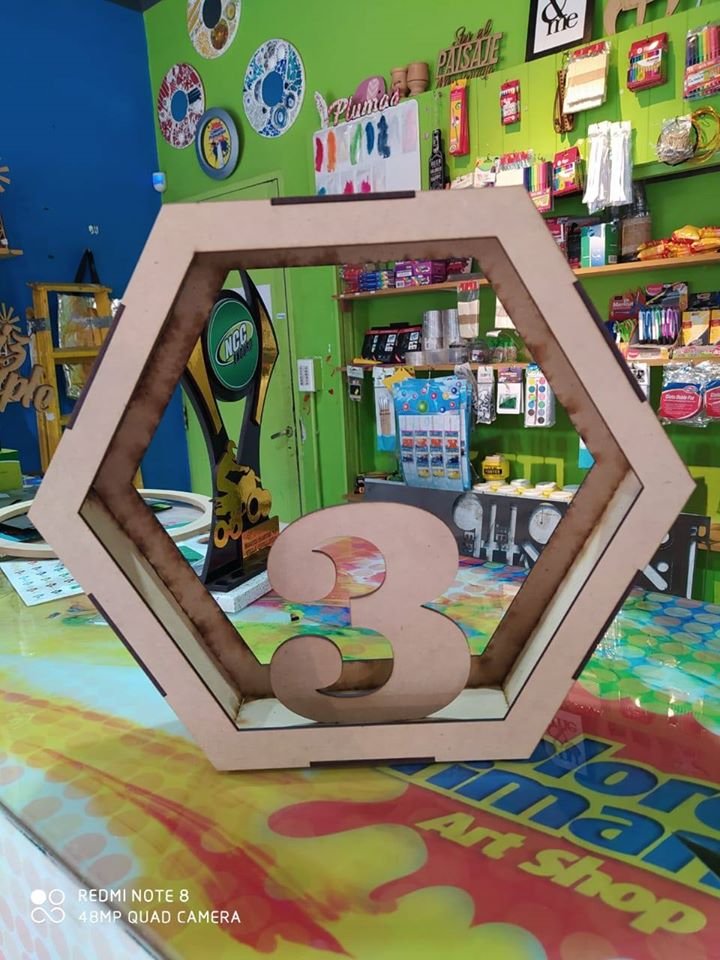 caja hexagonal con ventanas