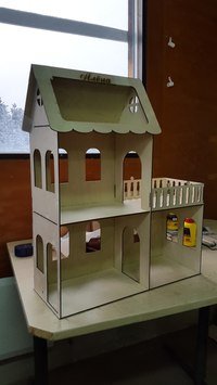 casa para muñecas de tres cuartos