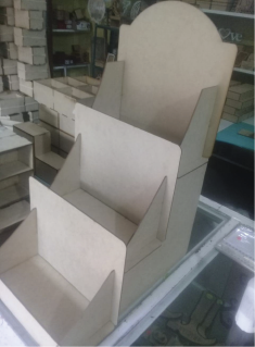 exhibidor de tres niveles