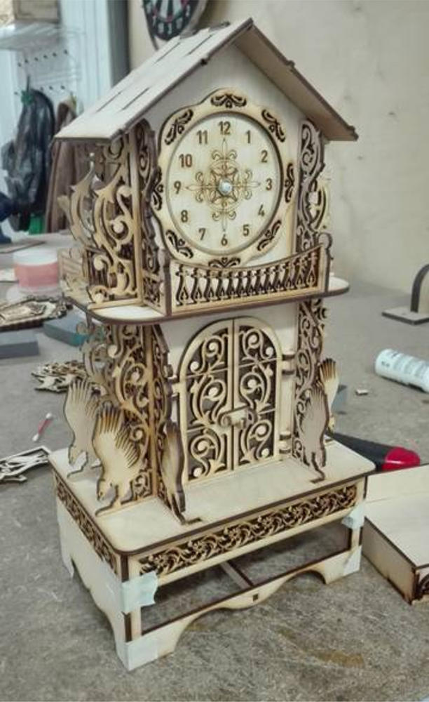 reloj casa con balcón