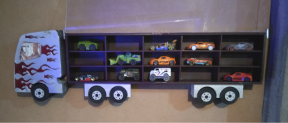stand guarda carros con forma de tráiler